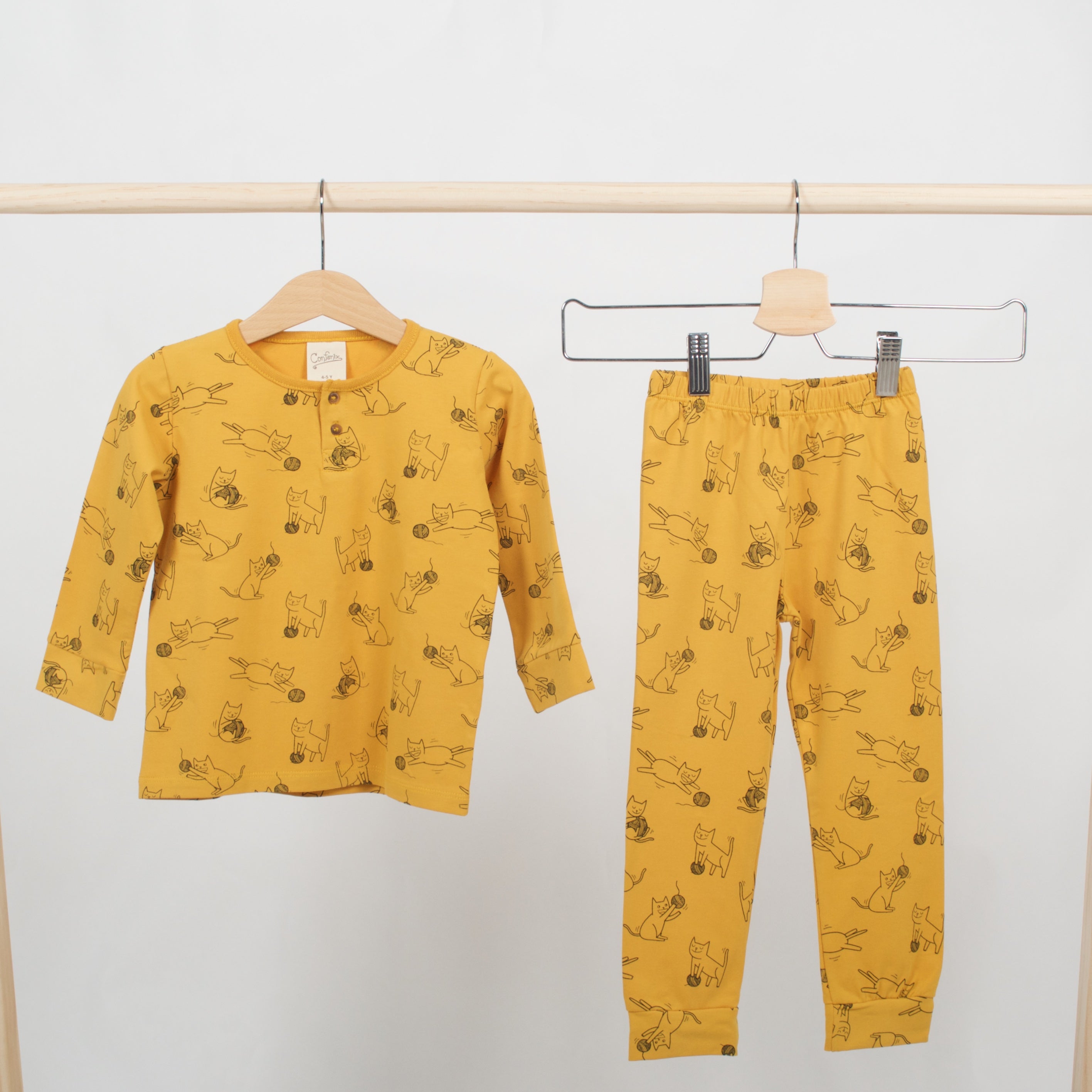 Pijama Amarelo - Circus Network Street Art and Illustration in Porto Portugal